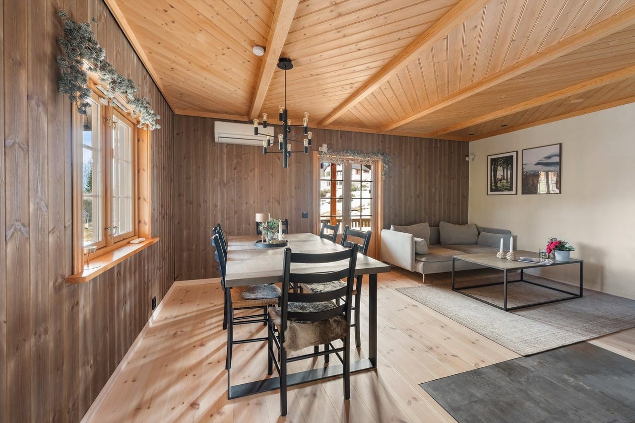 Stue med plass til sofa og spisebord i LP Byggs egenregiprosjekt i Trysil.